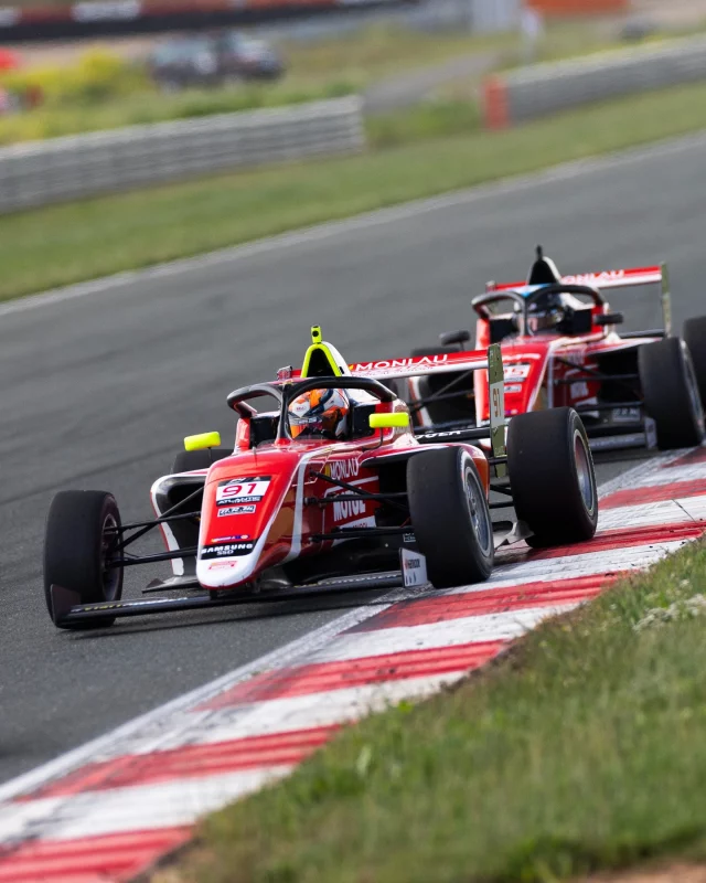🗞 Los pilotos Monlau Motul siguen creciendo en ritmo y confianza tras la segunda cita de la F4 Española

Los tres puntales del equipo demuestran una evolución positiva en el fin de semana de Navarra, aunque ven empañada su hoja de servicio por diversos incidentes de carrera.

@_alexanderjacoby_, 15º en la tercera cita puntuable, firma el mejor resultado del evento para la escudería barcelonesa.

“En Los Arcos quedó claro que hemos dado un salto adelante respecto a las Winter Series. Tan solo necesitamos una pizca más de suerte y clasificar mejor para evitar incidentes en carrera”, destaca David Simón, team manager de Monlau Motul.

“Nos vamos con un regusto agridulce, porque los pilotos del equipo no están viendo una justa recompensa al gran esfuerzo que están realizando”, apunta Jaime Serrano, CEO de Monlau Motul.