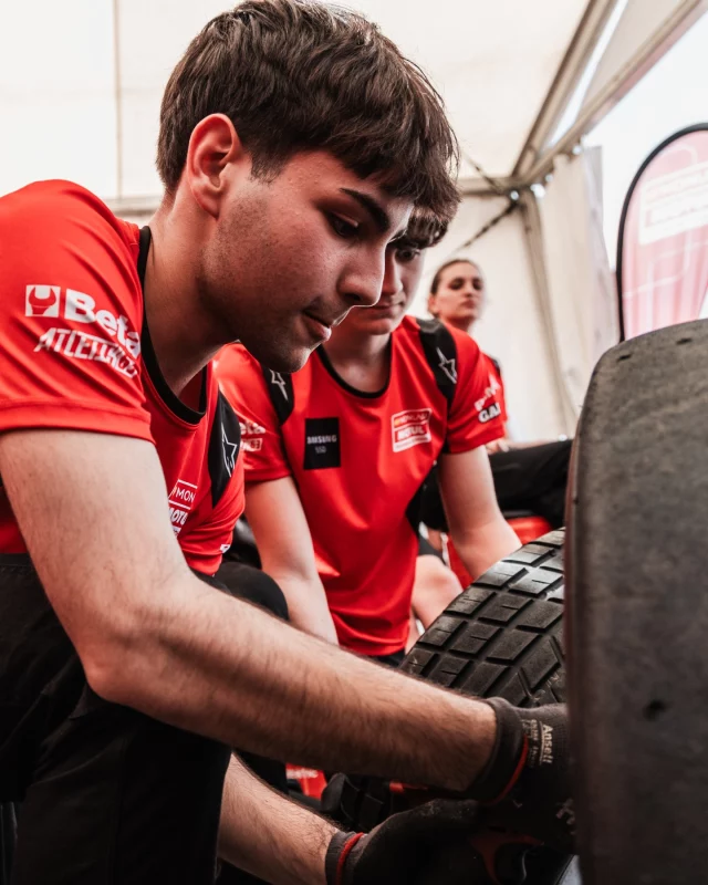 En el corazón de Barcelona: 𝙁𝟭 𝙁𝘼𝙉 𝙑𝙄𝙇𝙇𝘼𝙂𝙀 🏎🏁

Hasta el sábado 31 de mayo, Monlau Motul participa en el F1 Barcelona Fan Village con una exhibición de pitstops 𝙚𝙣 𝙥𝙡𝙚𝙣𝙖 𝙋𝙡𝙖𝙯𝙖 𝘾𝙖𝙩𝙖𝙡𝙪𝙣̃𝙖, junto a nuestros alumnos de Mecánica de Competición.

👉 Ven a vivir desde dentro cómo se entrena la precisión de un pitlane de F1.

📣 Aprovecha para descubrir el resto de activaciones que ha organizado el @circuitdebcncat con motivo del 𝙂𝙧𝙖𝙣 𝙋𝙧𝙚𝙢𝙞𝙤 𝙙𝙚 𝙀𝙨𝙥𝙖𝙣̃𝙖 𝙙𝙚 𝙁𝟭: simuladores, música, shows y, sobre todo, mucha pasión por el motorsport.