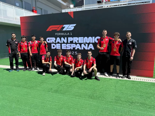 🏁 Del aula al paddock… 𝙮 𝙣𝙤 𝙖 𝙪𝙣𝙤 𝙘𝙪𝙖𝙡𝙦𝙪𝙞𝙚𝙧𝙖.

10 alumnos del curso de iniciación a la mecánica de competición en automovilismo han tenido el privilegio de vivir el 𝙂𝙧𝙖𝙣 𝙋𝙧𝙚𝙢𝙞𝙤 𝙙𝙚 𝙀𝙨𝙥𝙖𝙣̃𝙖 𝙙𝙚 𝙁𝟭 desde dentro, en el paddock del @circuitdebcncat.

Vivieron una experiencia inolvidable ya que se organizó un encuentro con los pilotos de @haasf1team, @estebanocon y @olliebearman.

Porque cuando ves el objetivo de cerca…
es más fácil imaginarte allí. 🔜
