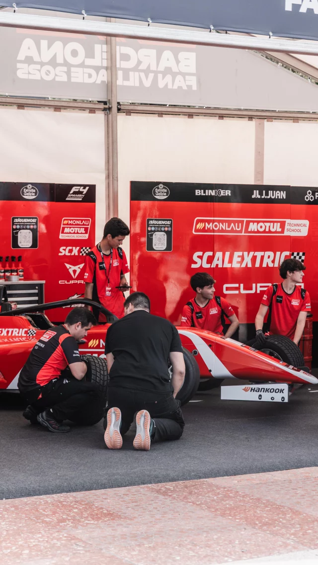 🎬 F1 EN PLENO CENTRO DE BARCELONA

Pitstops con alumnos de Monlau Motul en acción
y mucha, muuucha pasión por el motorsport… 🏁🔥