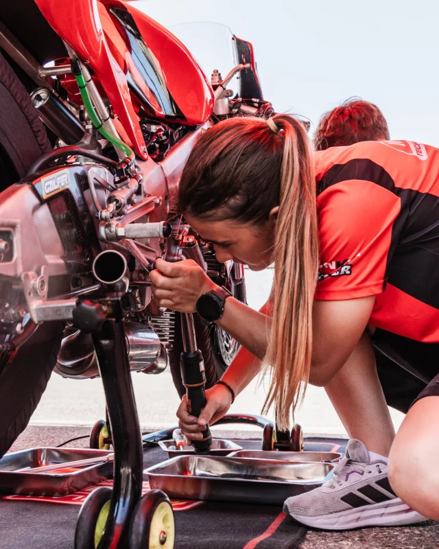 🏁 𝘿𝙚𝙡 𝙖𝙪𝙡𝙖 𝙖𝙡 𝙘𝙞𝙧𝙘𝙪𝙞𝙩𝙤 𝙙𝙚 𝙈𝙤𝙧𝙖 𝙙'𝙀𝙗𝙧𝙚 

Los alumnos de 1º de Mecánica de Competición en Motociclismo han vivido su examen final en el mejor escenario posible:

Una jornada completa en el Circuit de Móra d’Ebre, trabajando con las Talent que ellos mismos han preparado durante todo el curso en las aulas-taller. 🔥

Así se cierra un año de formación… y se abre el camino hacia su futuro en el motorsport. 🔜